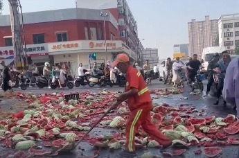 龙渡广场吃瓜群众事件,一场街头热议的围观风云